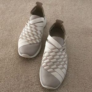 Women Nike woven roshe 7.5